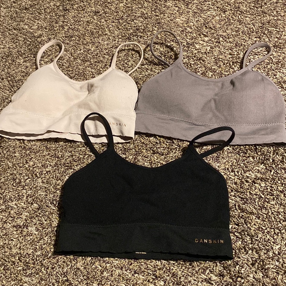 Seamless ribbed scalloped edge sports bra. Size small